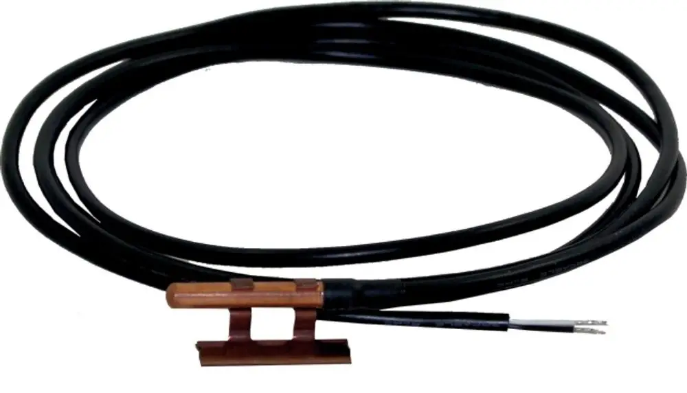 Schwarzes Kabel mit einem braunen Kopf und zwei freiliegenden Drähten, wahrscheinlich ein Abgassensor von Wolf für Abgasüberwachung.